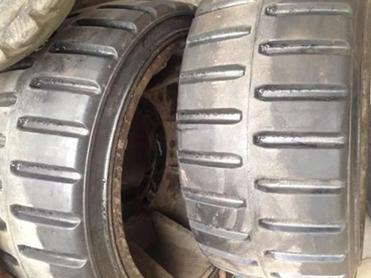 銑刨機(jī)輪胎 壓配式實心輪胎