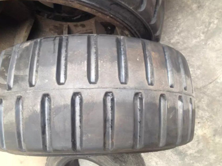 銑刨機(jī)輪胎 壓配式實心輪胎